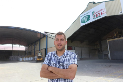 Daniel Cuesta, en la planta de selección de semillas en Grijota (Palencia)del grupo Tecnipec.-MANUEL BRÁGIMO