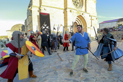 Una de las escenas bélicas durante la representación del asedio de las tropas de los Reyes Católicos al castillo de Castronuño.-J.M. LOSTAU