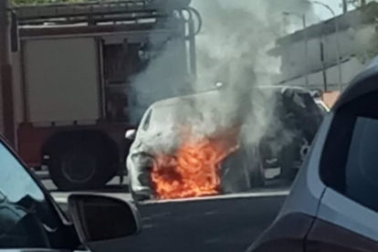 Imagen del coche incendiado este jueves en la localidad vallisoletana de Medina del Campo. -EP