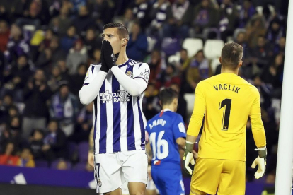 El delantero Guardiola se lamenta de un ocasión fallada ante el portero Vaclík durante el reciente Real Valladolid-Sevilla.-MIGUEL ÁNGEL SANTOS