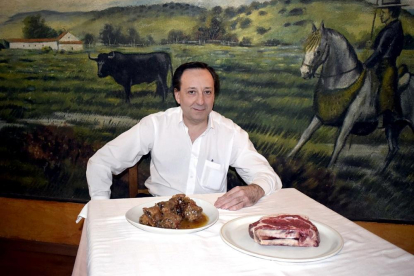 Teo en el comedor del restaurante decorado con motivos taurinos en Boadilla, en el cruce de Fuentes de San Esteban.-