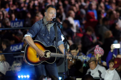 Bruce Springsteen durante el último mitin de Hillary Clinton en Filadelfia (Pensilvania), el siete de noviembre de 2016.-CARLOS BARRIA / REUTERS
