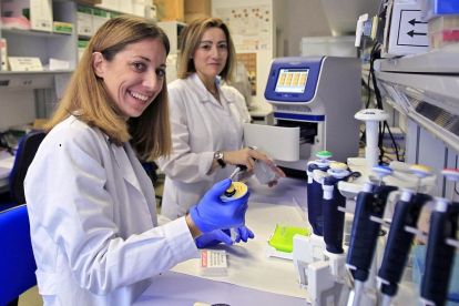 Zoraida Verde  y Ana Fernández, autoras del estudio que relaciona la vitamina D y la calidad de vida en la población longeva.-MARIO TEJEDOR