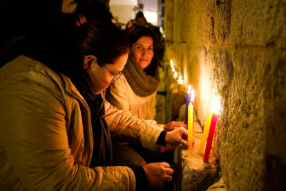 El Día de las Velitas se celebró en el entorno la iglesia de San Martín.  - LOSTAU