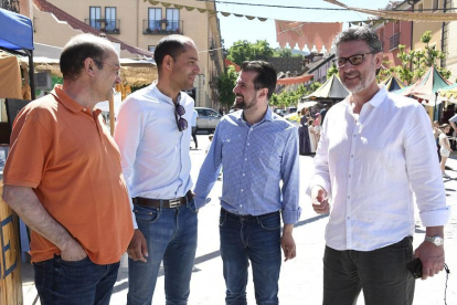 El secretario general del PSOE de Castilla y León, Luis Tudanca, visita el XIX Mercado Barroco del Real Sitio de San Ildefonso.-ICAL