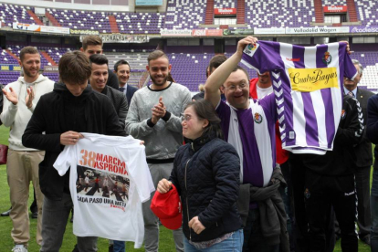 El capitán del Real Valladolid, Álvaro Rubio, se intercambia una camiseta con jóvenes pertenecientes a ASPRONA, durante la presentación de la 38 Marcha-Ical