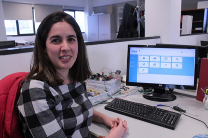 Silvia González, responsable del proyecto en ITCL, con el programa que han creado para la monitorización de los puntos de recarga.-A. SOLAGUREN- BEASCOA