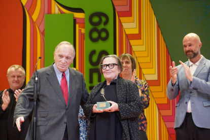 Fernando Méndez-Leite entrega a Agnieszka Holland la Espiga de Honor para la Academia del Cine Europeo. - ICAL