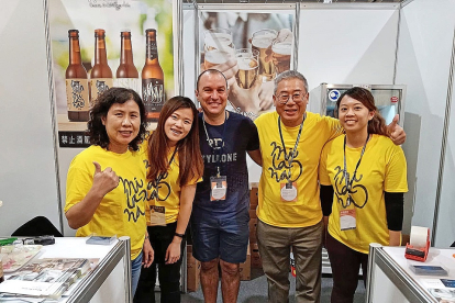 Ismael Gómez de Pablo, en el centro de la imagen, flanqueado por los integrantes de su equipo comercial de Taiwán donde están presentes sus botellines de cerveza artesana.  /L.P.