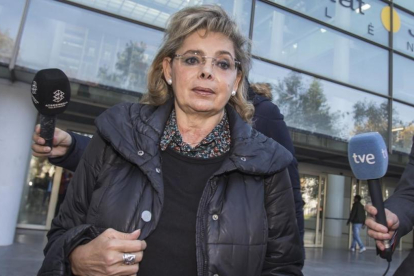 María José Alcón, este lunes, a su llegada a los juzgados de Valencia.-/ MIGUEL LORENZO