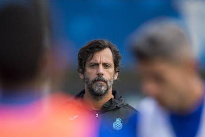 Quique Sánchez Flores, en un entrenamiento del Espanyol en Sant Adrià.-JORDI COTRINA