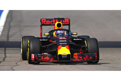 Daniel Ricciardo prueba la cúpula de seguridad en su Red Bull en el trazado de Sochi.-RED BULL RACING