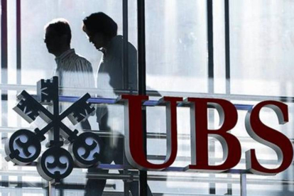Empleados del banco suizo UBS, en la sede de la entidad financiera en Zurich.-Foto:   AFP / FABRICE COFFRINI