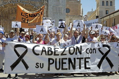 Una gran pancarta encabezó ayer en San Pablo la concentración de vecinos.-Miguel Ángel Santos