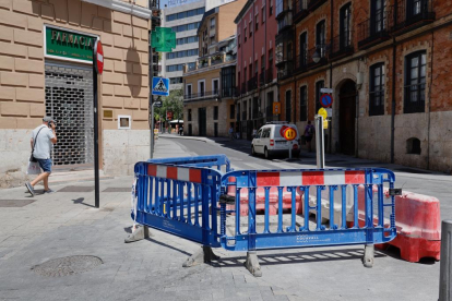 Corte de tráfico en el acceso a la plaza de Los Arces. -PHOTOGENIC