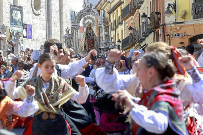 Varios danzantes bailan durante la procesión, con la Virgen de San Lorenzo de fondo.-J. M. LOSTAU