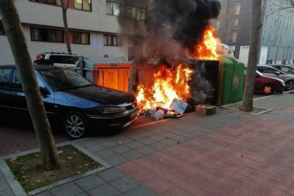 Uno de los contenedores quemados en Valladolid.-TWITTER DE LA POLICÍA MUNICIPAL