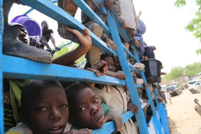 Imagen de niños siendo evacuados de las islas nigerianas del lago Chad por el temor a ser atacados por Boko Haram.-Foto: AFP