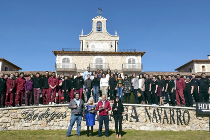 Florentino Arzuaga y María Luisa Navarro, junto a Amaya e Ignacio Arzuaga, posan acompañados de los protagonistas de los distintos departamentos del complejo.-