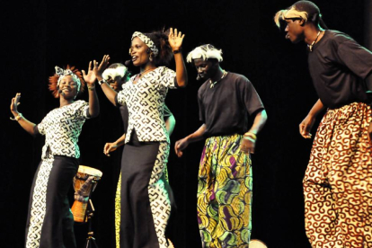 Algunos de los integrantes del grupo de gospel Aba Taano durante una actuación-El Mundo