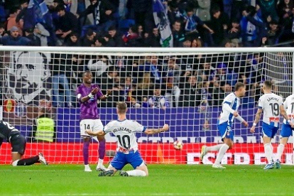 Lozano, centrocampista del Espanyol, celebra el primer gol de Jofre mientras el portero blanquivioleta John está de rodilla en el césped y su compañero Malsa habla con alguien. ARABA PRESS