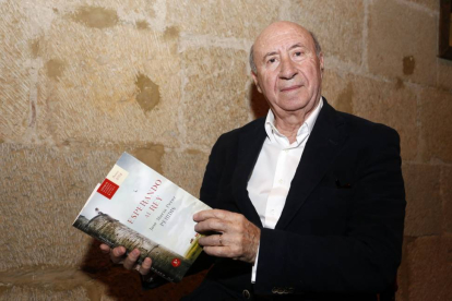 El escritor José María Pérez 'Peridis' presenta su último trabajo, una novela histórica titulada 'Esperando al rey', que ya ha conseguido el Premio de Novela Histórica 'Alfonso X El Sabio'-Ical