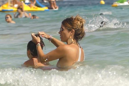 Elena Tablada, de vacaciones con su hija en Ibiza.-EUROPA PRESS