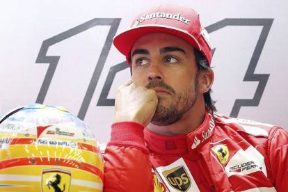 Fernando Alonso, en el box de Ferrari, en el circuito de Spa.-Foto: EFE / VALDRIN XHEMAJ