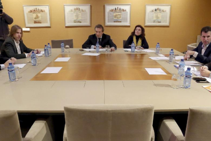 Carlos Fernández Carriedo, PabloFernández, José Antonio De Santiago-Juárez, Luis Tudanca y Luis Fuentes en la reunión de ayer en las Cortes.-ICAL