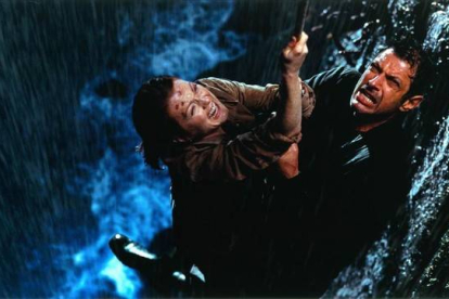 Julianne Moore y Jeff Goldblum, en una situación comprometida de 'El mundo perdido: Jurassic Park'.-