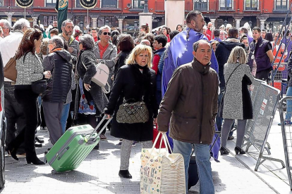 Varios viajeros vuelven a su ciudad de origen después de pasar unos días en Valladolid celebrando la Semana Santa.-PABLO REQUEJO / PHOTOGENIC