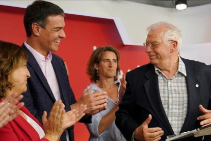 Pedro Sánchez aplaude a Josep Borrell tras conocer los resultados electorales.-JOSÉ LUIS ROCA