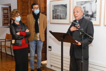 María Bolaños, José Manuel Mora y José Luis Gómez en la Casa Cervantes. | LOSTAU