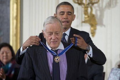 Barack Obama coloca la Medalla de la Libertad a Ben Bradlee, en noviembre del 2013 en un acto en la Casa Blanca.-Foto: AP / EVAN VUCCI