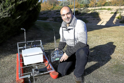 Rodrigo Cabezudo, investigador de la Universidad de Valladolid, muestra la plataforma acuática que monitoriza el fondo de los ríos.-J. M. LOSTAU