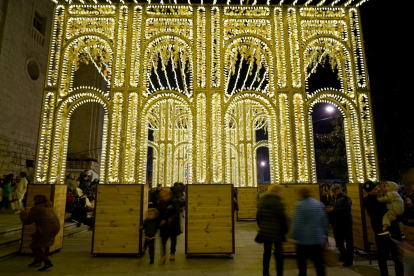 Iluminación de Navidad en el centro de Valladolid. -ICAL.