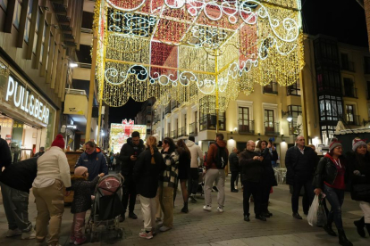 Iluminación de Navidad en el centro de Valladolid. -PHOTOGENIC