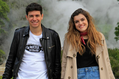 Alfred y Amaia, durante la grabación de la postal de presentación para Eurovisión, en las Azores.-/ PERIODICO