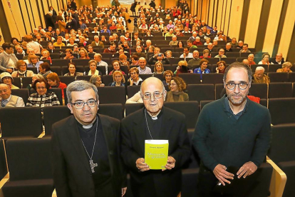 Luis Argüello, Ricardo Blázquez y José María Roodríguez Olaizola, ayer, en la presentación del libro en Valladolid.-J.M. LOSTAU