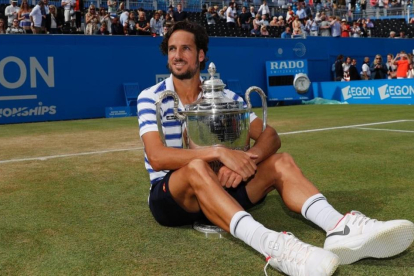 Feliciano López posa con su mejor trofeo.-AFP / ADRIAN DENNIS