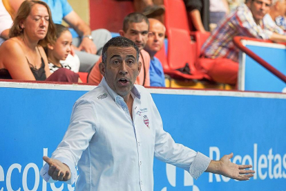 El entrenador del Recoletas Atlético Valladolid, David Pisonero parece pedir explicaciones durante un partido de esta temporada.-J. C. CASTILLO
