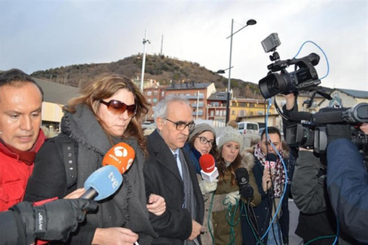 La madre, Margalida Garau acompañada de periodistas.-EUROPA PRESS