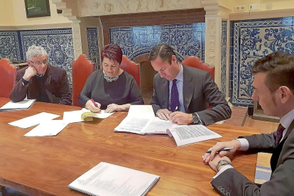 La alcaldesa de Segovia, Clara Luquero, y el director general de Avanza, Valentín Alonso, firman el contrato.-ICAL