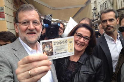 Mariano Rajoy recibe un décimo de lotería durante su recorrido por Estepona (Málaga).-