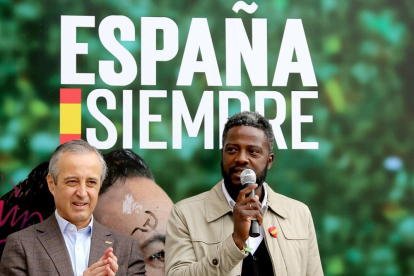 Acto de campaña electoral de Vox en el que participan el camerunés Bertrand Ndongo y el candidato al Congreso por Valladolid, Pablo Sáez.-ICAL