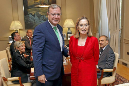 El alcalde de León, Antonio Silván, y la ministra de Fomento, Ana Pastor, reunidos en Madrid.-Ical