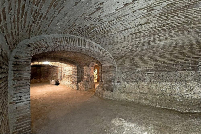 Una de las bodegas que esconde el subsuelo de Medina del Campo, en la que se aprecia su valor arquitectónico, con bóvedas de ladrillo.-IRZON