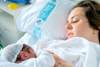 Laura da de mamar a su bebé Mario nacido en el Clínico de Valladolid. E. M.