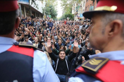 Los Mossos ante las personas que se hallan frente a la escuela Tabor, de Barcelona.-DANNY CAMINAL