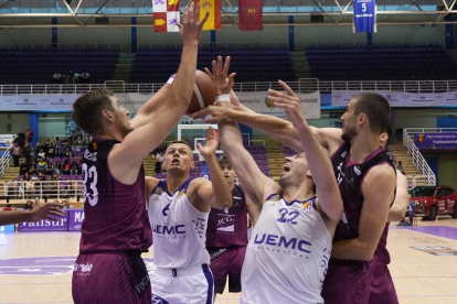 Imágenes del primer partido de la serie al mejor de cinco de los playoffs de ascenso a la ACB entre el Real Valladolid Baloncesto y Lleida. / J. M. LOSTAU